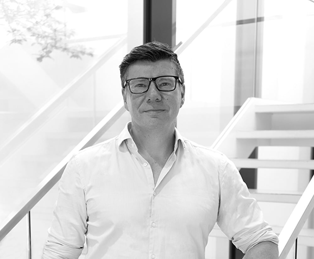 Schwarz-Weiss-Porträt von Robert Diedrich, Global Head of Marketing der WE-EF Group