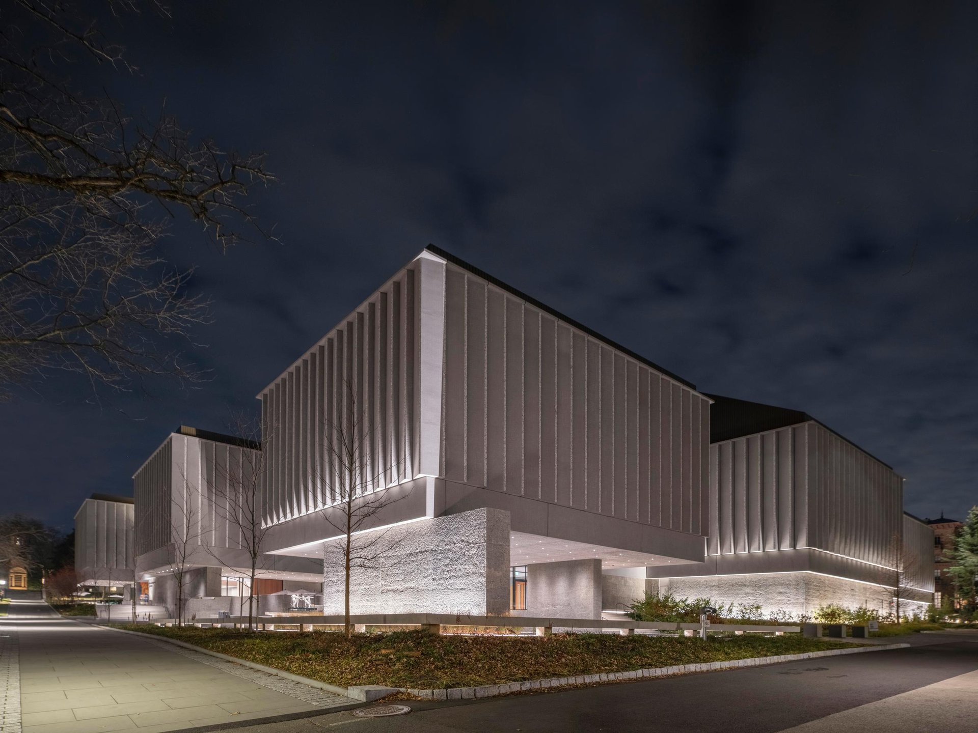 Princeton University Art Museum at night featuring precise WE-EF lighting, highlighted architecture and evenly illuminated pathways