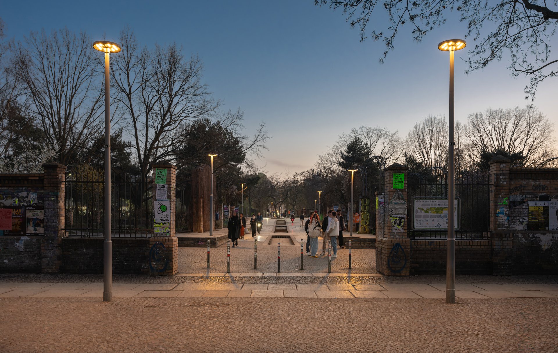 Energy-efficient WE-EF park lighting at the entrance to Görlitzer Park in Berlin. Precise light distribution enhances safety, wayfinding and visual comfort after dusk.