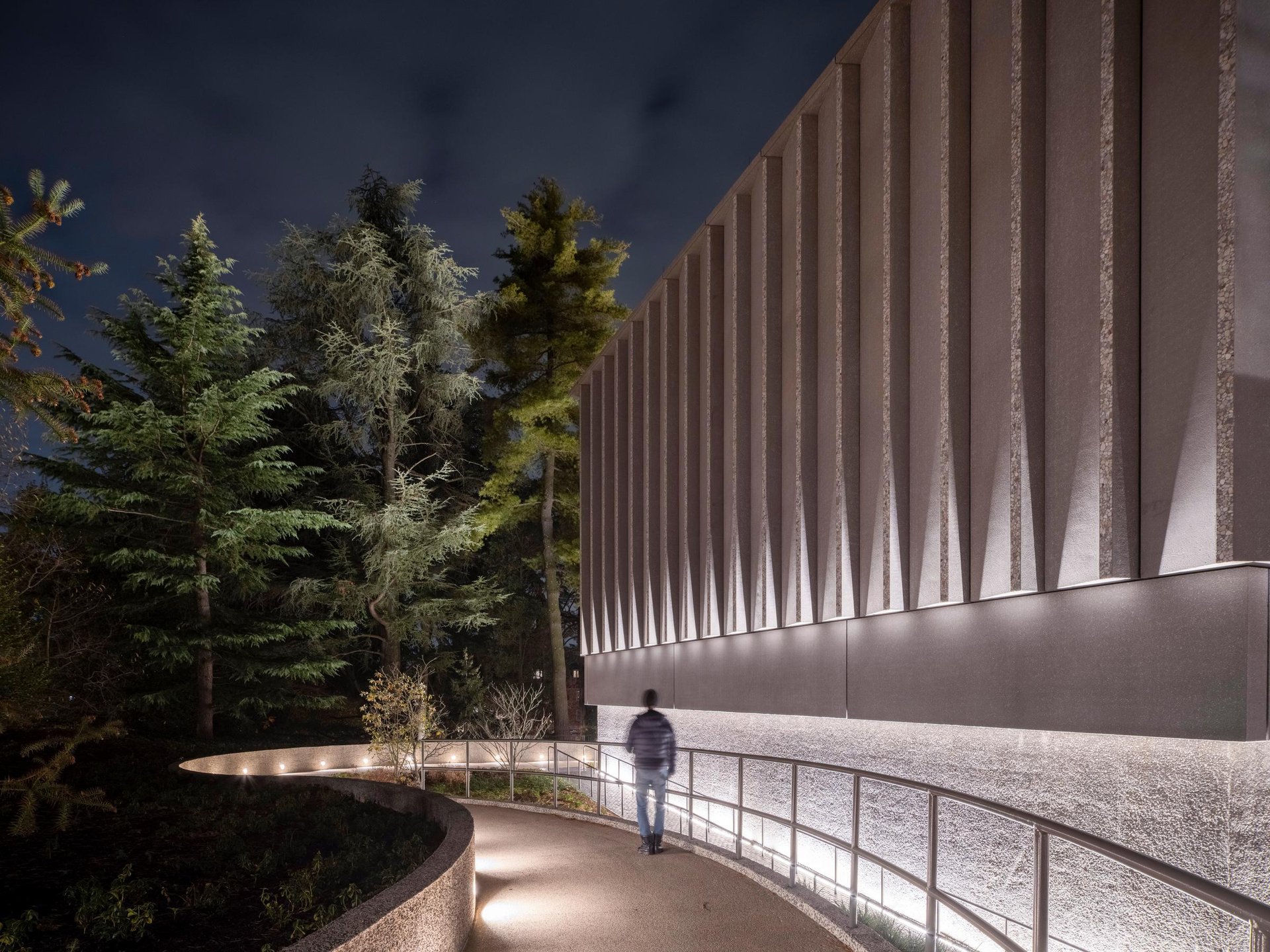 Princeton University Art Museum bei Nacht mit präziser WE-EF Beleuchtung, akzentuierter Architektur und gleichmäßig ausgeleuchteten Wegen.