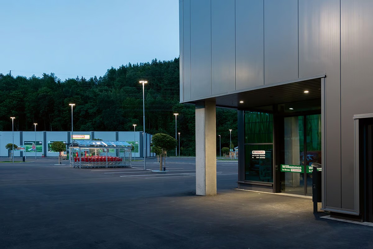 WE-EF DOC220 recessed ceiling luminaires marking entrance at Hagebaumarkt Kronach DIY store with VFL540 wall lights and integrated lighting design Germany