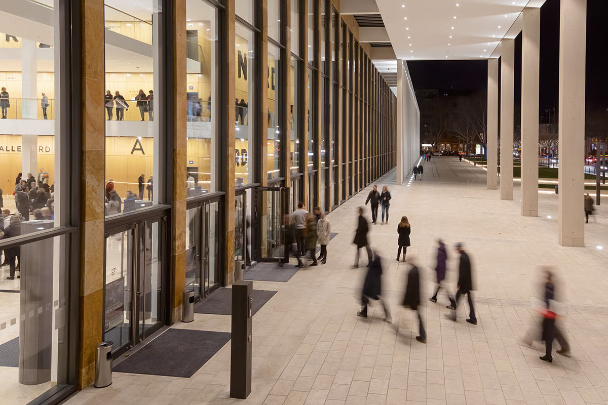 Public stairway between Hall 1 and Hall 2 at RMCC Wiesbaden with WE-EF inground luminaires illuminating colonnade pillars Day & Light lighting design Germany