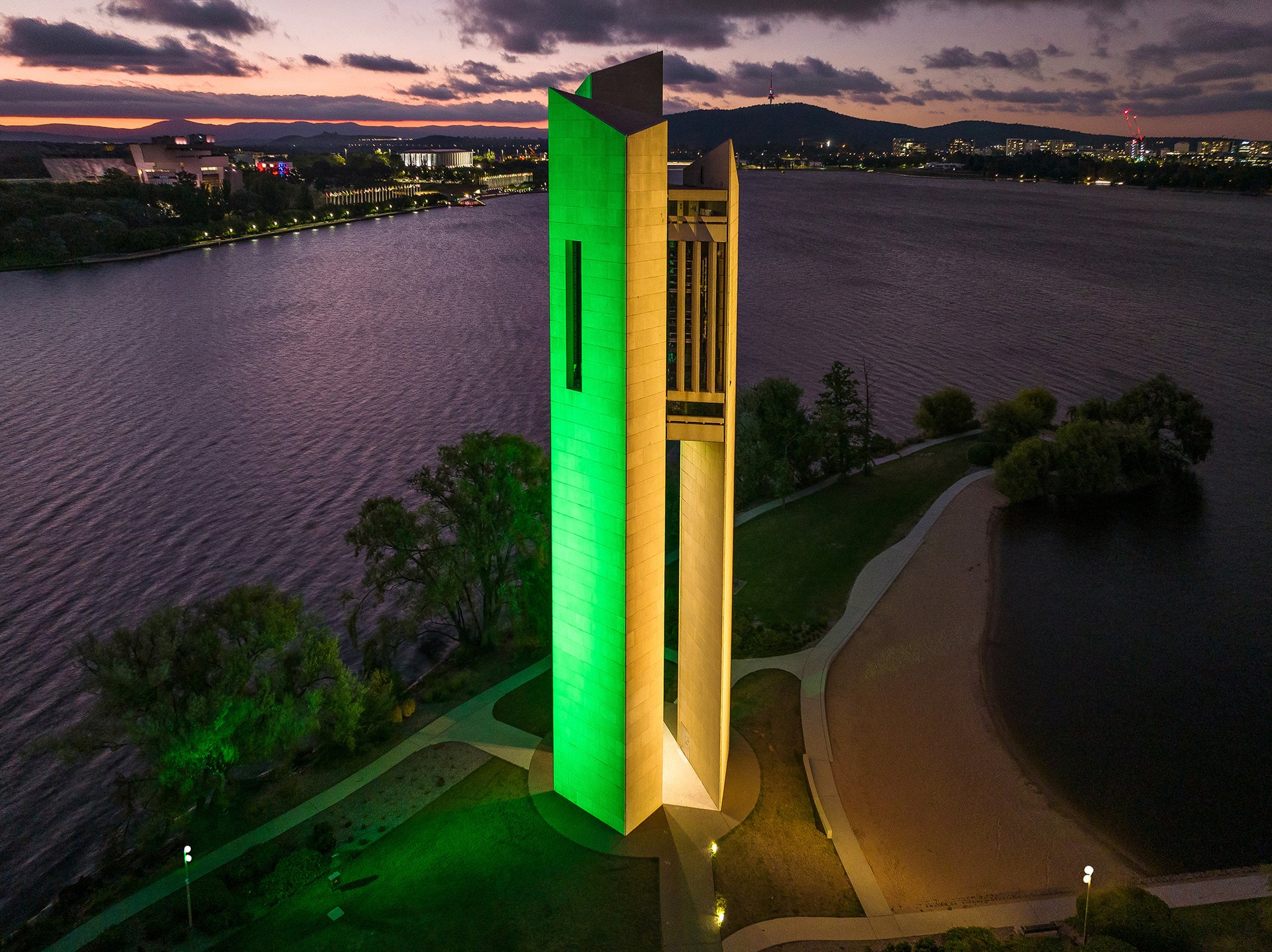 Le National Carillon est un carillon classé au patrimoine mondial et situé sur l'île d'Aspen, sur le lac Burley Griffin, à Canberra.