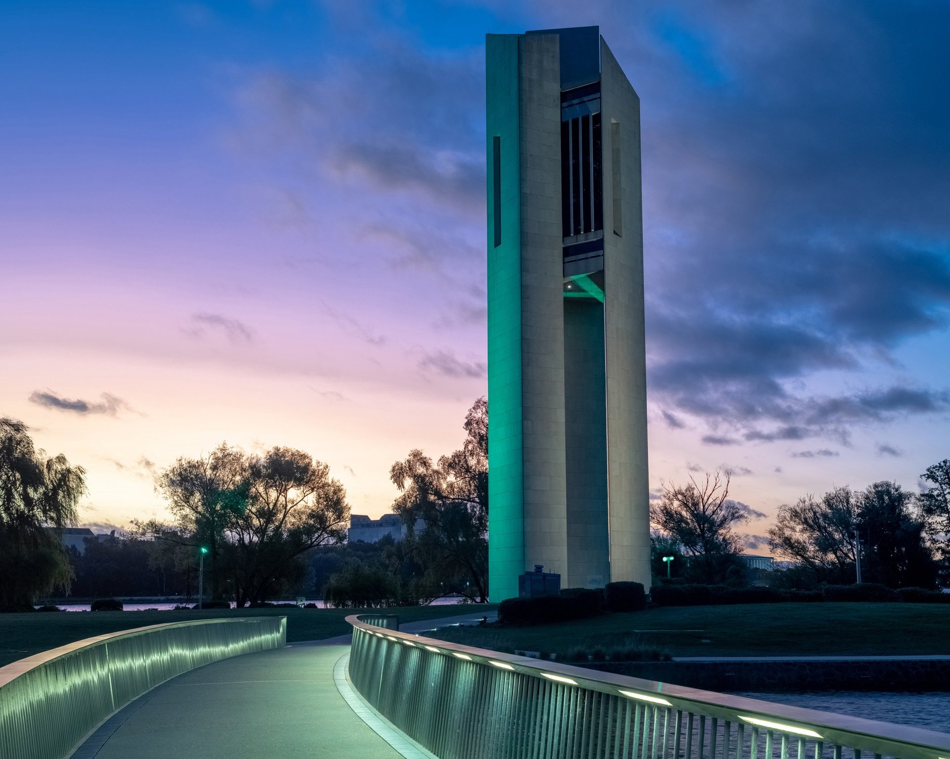 Ces dernières années, les rénovations du Carillon ont nécessité l'installation de projecteurs sans fil à changement de couleur pour éclairer l'extérieur de la façade du Carillon.