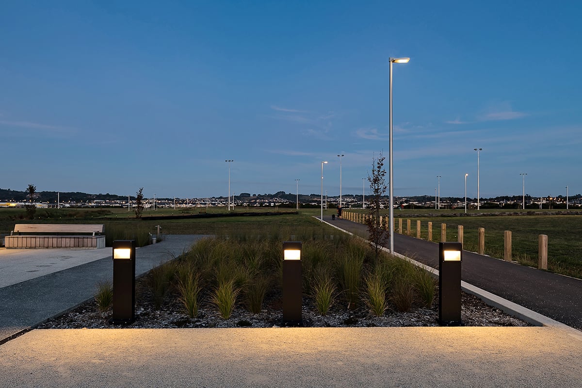 Les bornes d’éclairage WE-EF servent d’accentuation lumineuse autour d’un bâtiment.