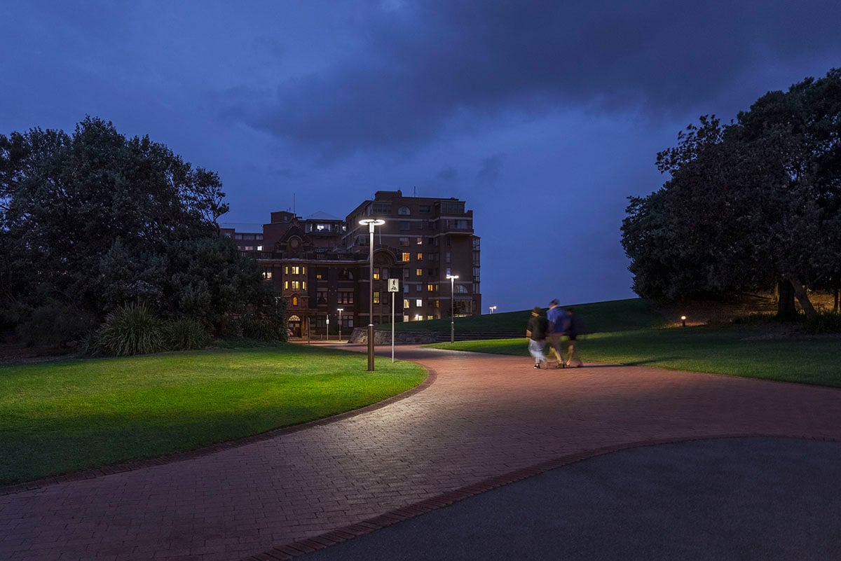Die alte Beleuchtung wurde durch LED-Leuchten auf den vorhandenen Masten mit einer Lichtpunkthöhe von vier Metern im Abstand von rund 20 Metern ersetzt.