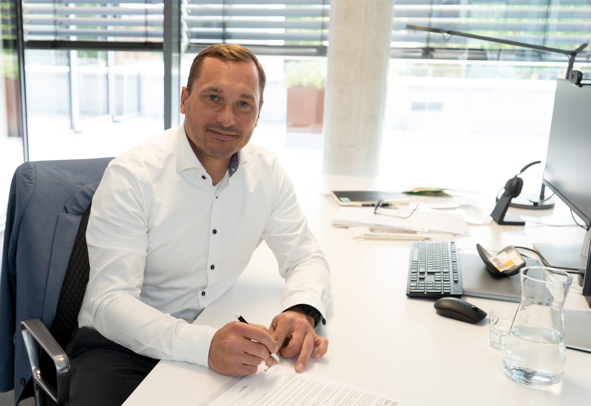 Portrait de Thiemo Cordes, PDG du groupe WE-EF, en train de travailler à son bureau.