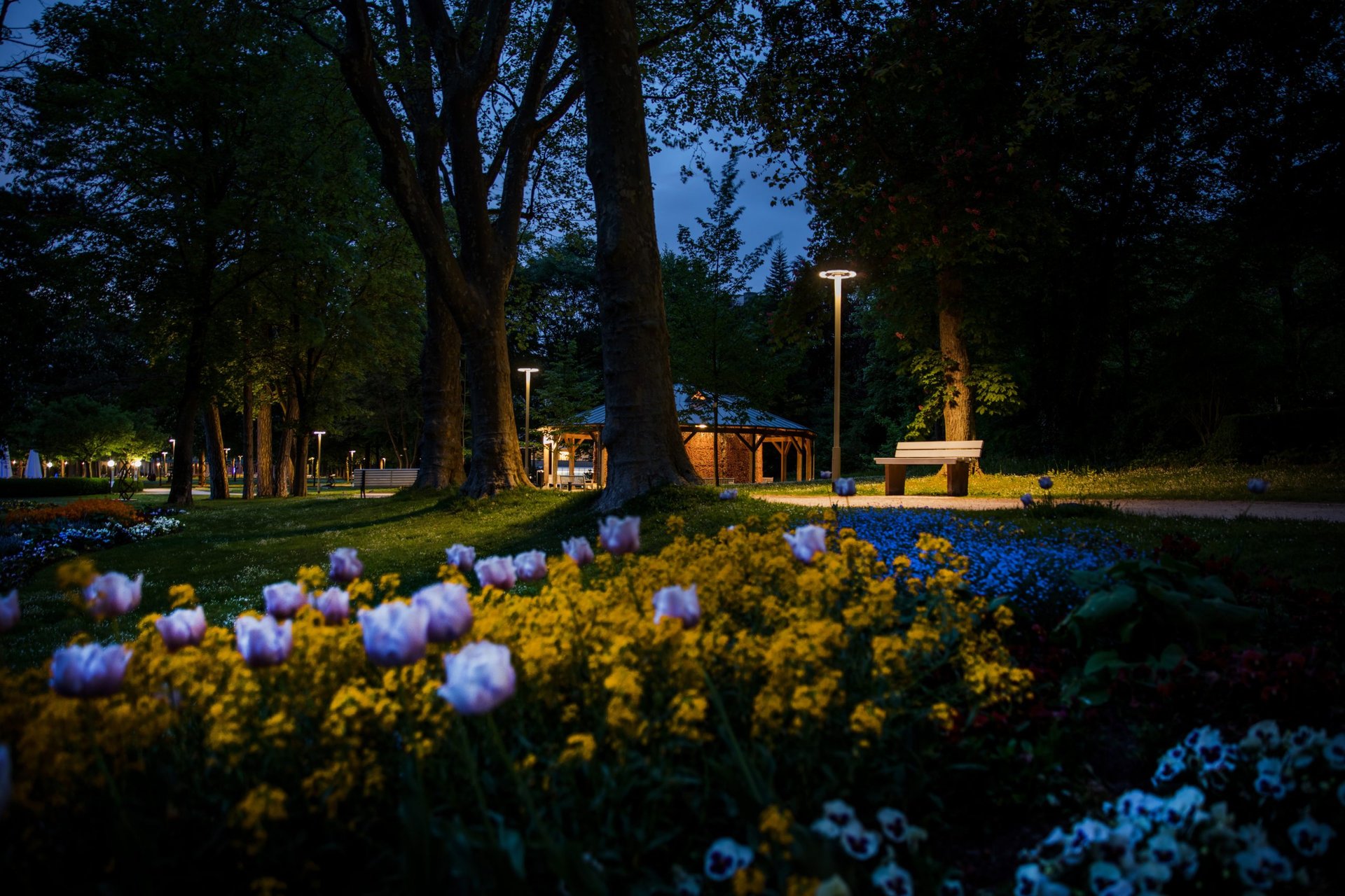 Momentan sind die Mastleuchten so programmiert, dass sie ab 22 Uhr auf 50% heruntergefahren werden. Die Kurverwaltung plant das selbst und passt es flexibel je nach Saison, Event und auch aktuellen Regelungen an.