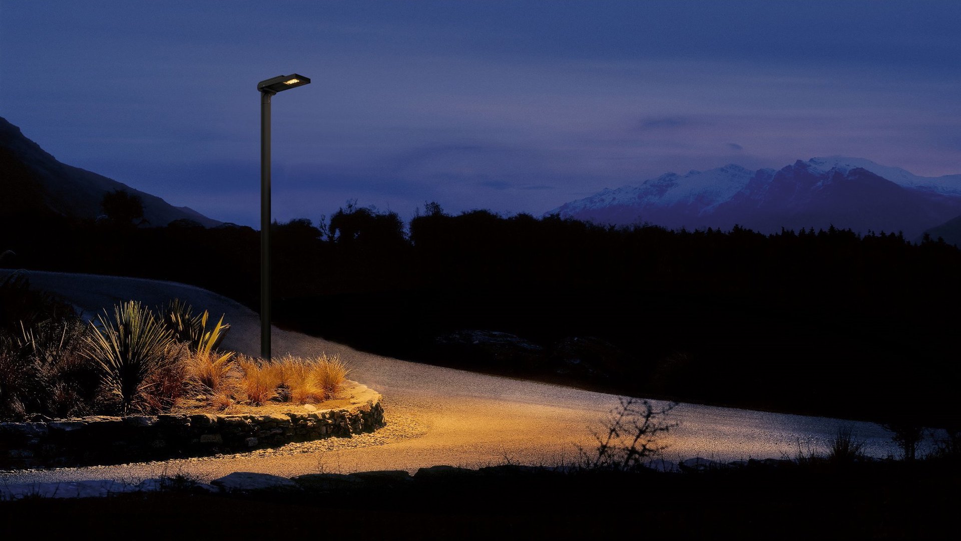 Modern, eco-friendly lighting concepts emphasise the importance of respecting the night. The smallest pole-mounted luminaire in the AFL100 series, the new AFL110 is perfectly suited for night-sensitive lighting applications.