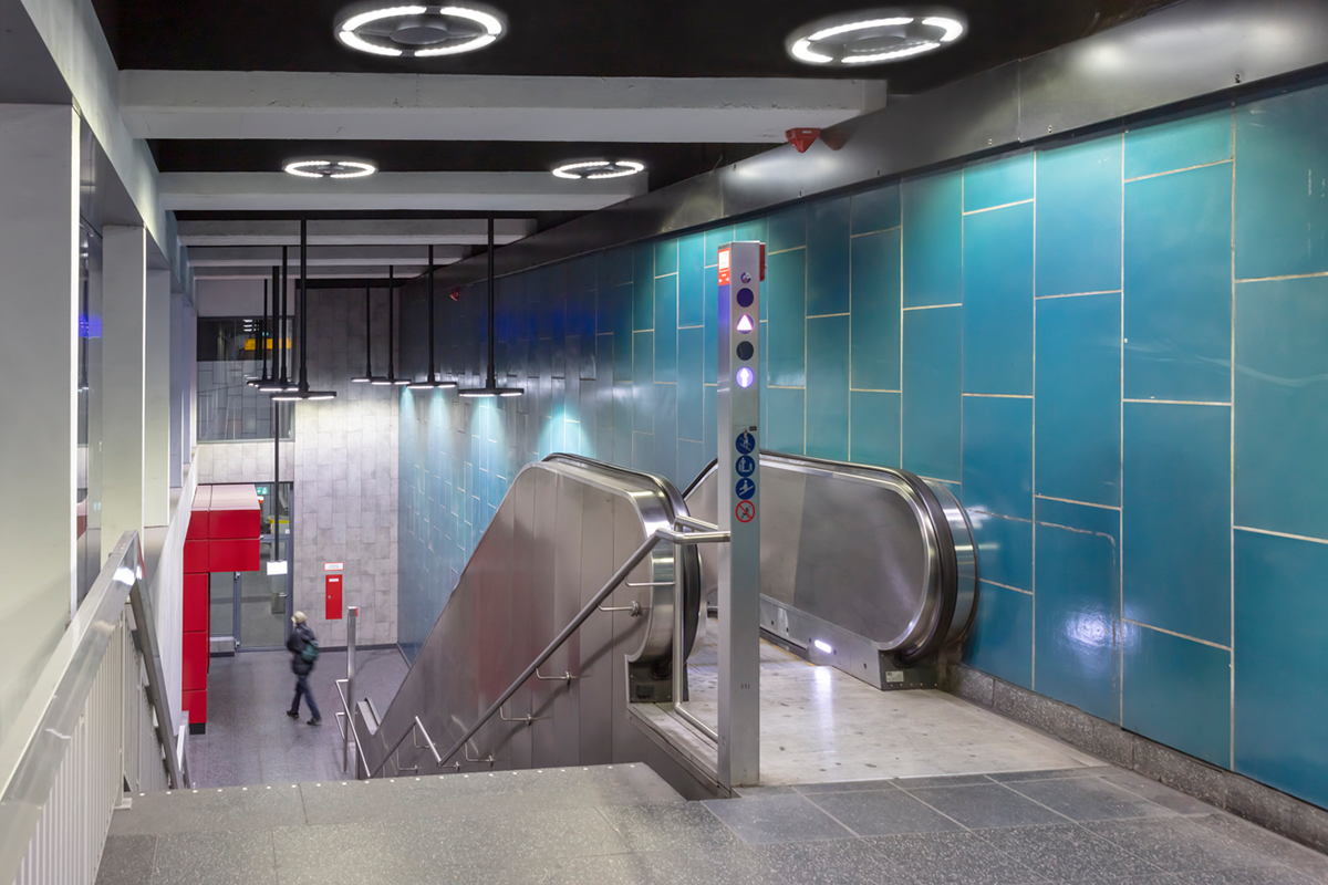 Die Fahrtreppen zu den Bahnsteigen wurden mit einer Glaswand eingehaust.